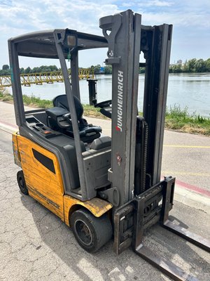 Chariot élévateur électrique Jungheinrich EFG318K