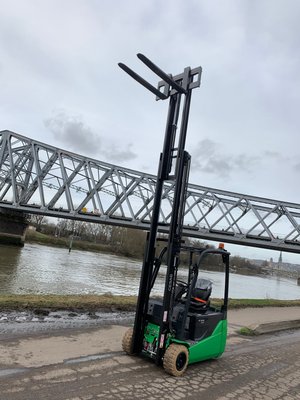 Chariot élévateur électrique CESAB B320II