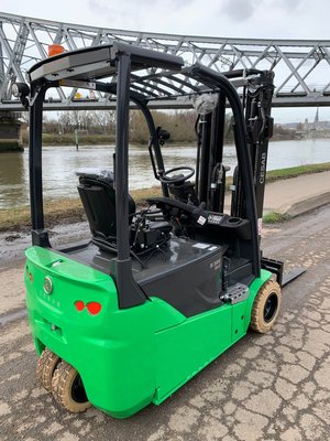 Chariot élévateur électrique CESAB B320II