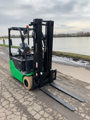 Chariot élévateur électrique CESAB B320II