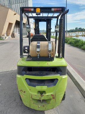 Chariot élévateur gaz Clark GTS 25 L