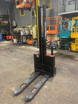 Gerbeur accompagnant EP Equipment ES10-10MM