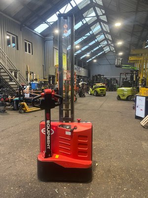 Gerbeur accompagnant EP Equipment ES10-10MM