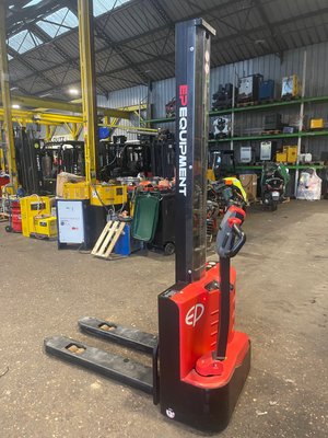 Gerbeur accompagnant EP Equipment ES10-10MM