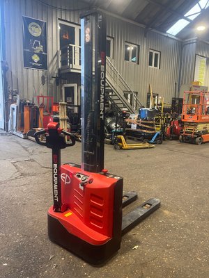 Gerbeur accompagnant EP Equipment ES10-10MM