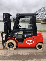 Chariot élévateur électrique EP Equipment EFL253 - 1
