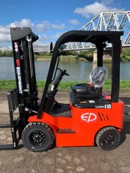 Chariot élévateur électrique EP Equipment EFL181 - 1