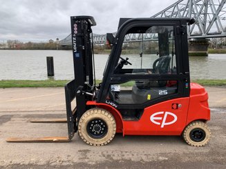 Chariot élévateur électrique EP Equipment EFL253 - 1