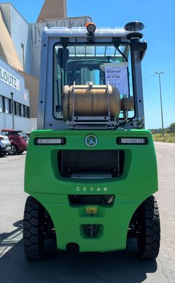 Chariot élévateur gaz CESAB M320H-GV