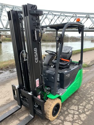Chariot élévateur électrique CESAB B320II