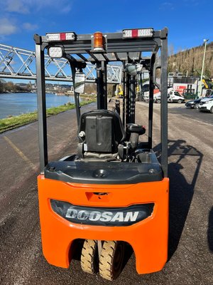 Chariot élévateur électrique Doosan B18T-7