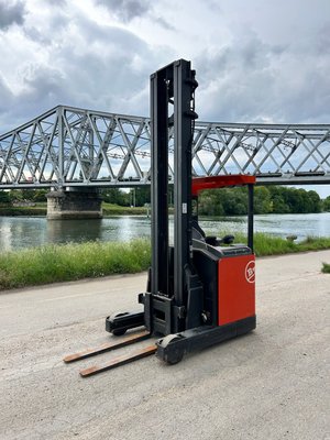 Chariot à mât rétractable électrique BT RRB2