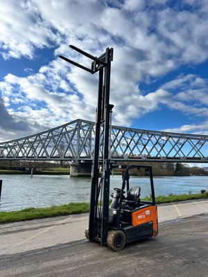Chariot élévateur électrique Doosan B18T-7