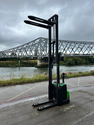 Gerbeur électrique CESAB S212L-