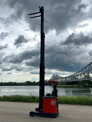 Chariot à mât rétractable électrique BT RRB2