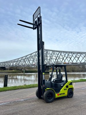 Chariot élévateur diesel Clark S30D