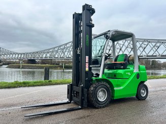 Chariot élévateur frontal 4 roues CESAB M320GV - 1