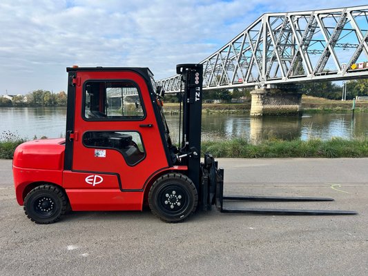 Chariot élévateur électrique EP Equipment EFL352