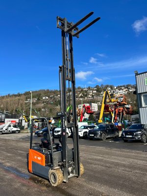 Chariot élévateur électrique Doosan B18T-7