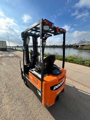 Chariot élévateur électrique Doosan B15T-7