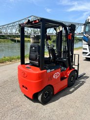 Chariot élévateur électrique EP Equipment EFL181 - 12