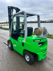 Chariot élévateur frontal 4 roues CESAB M320GV - 5