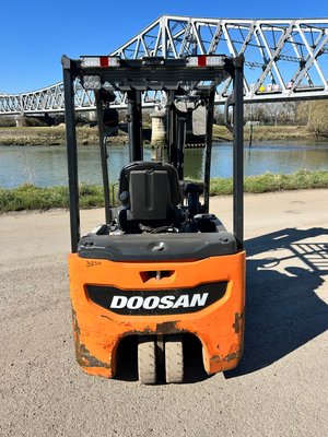 Chariot élévateur électrique Doosan B18T-7