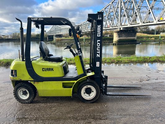 Chariot élévateur diesel Clark CMP25D