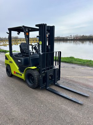 Chariot élévateur diesel Clark S30D