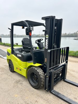 Chariot élévateur diesel Clark GTS33D