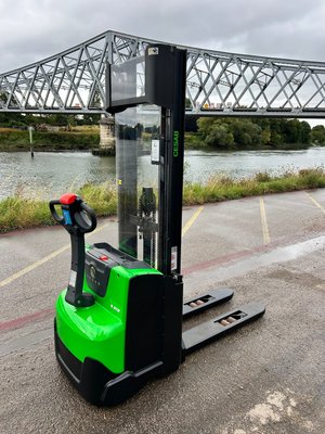 Gerbeur électrique CESAB S212L-