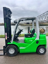 Chariot élévateur frontal 4 roues CESAB M320GV - 1