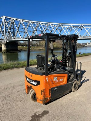 Chariot élévateur électrique Doosan B18T-7