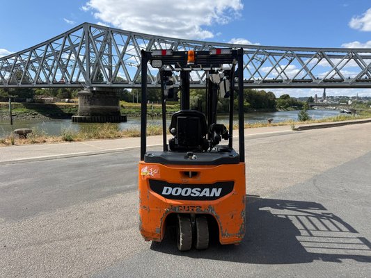 Chariot élévateur électrique Doosan B18T-7