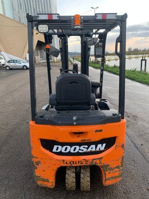 Chariot élévateur électrique Doosan B18T-7