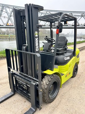 Chariot élévateur diesel Clark GTS33D