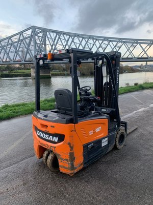 Chariot élévateur électrique Doosan B18T-7