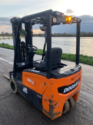 Chariot élévateur électrique Doosan B18T-7