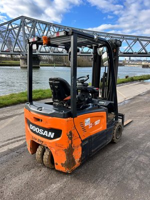 Chariot élévateur électrique Doosan B18T-7