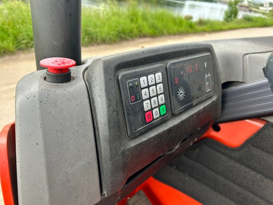 Chariot à mât rétractable électrique BT RRB2