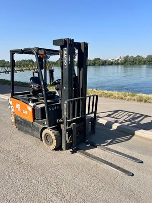 Chariot élévateur électrique Doosan B18T-7