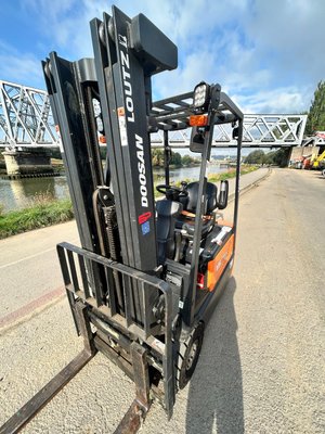 Chariot élévateur électrique Doosan B15T-7