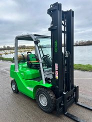 Chariot élévateur frontal 4 roues CESAB M320GV - 12