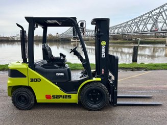 Chariot élévateur diesel Clark S30D - 12