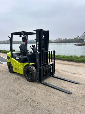 Chariot élévateur diesel Clark GTS33D