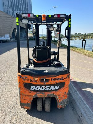Chariot élévateur électrique Doosan B18T-7