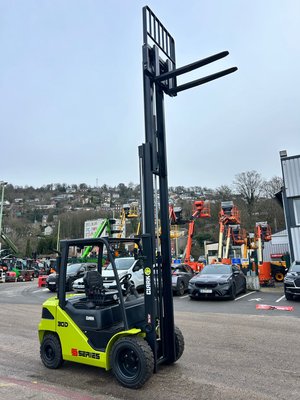 Chariot élévateur diesel Clark S30D