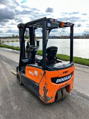 Chariot élévateur électrique Doosan B18T-7