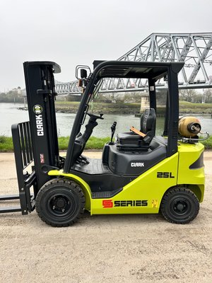 Chariot élévateur gaz Clark S25L