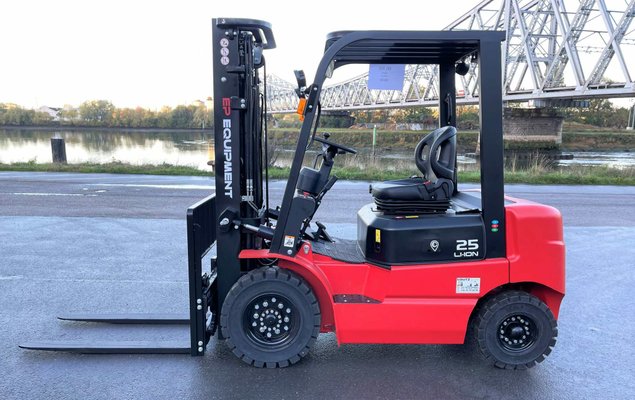 Chariot élévateur électrique EP Equipment EFL252